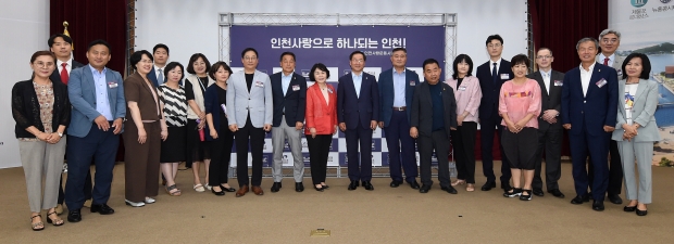 유정복 인천광역시장이 10일 시청 대회의실에서 열린 '2025 APEC 정상회의 인천유치 합동지지선언식'에서 황규철 인천사랑운동협의회장 등 참석자들과 APEC 유치를 기원하는 퍼포먼스를 하고 있다.