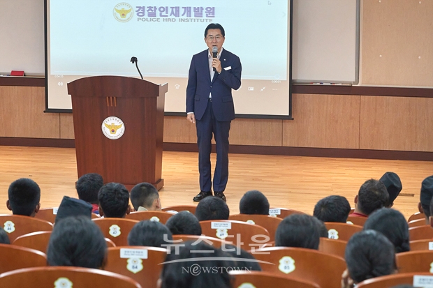 박경귀 아산시장이 8월 10일 경찰인재개발원에 머무는 ‘2023 세계스카우트 잼버리’ 네팔 대원들을 방문해 격려했다. 아산시는 자치행정과 행정팀을 전담반으로 구성, 네팔 대원들의 일정 전반을 살피고 퇴소까지 생활을 지원한다.