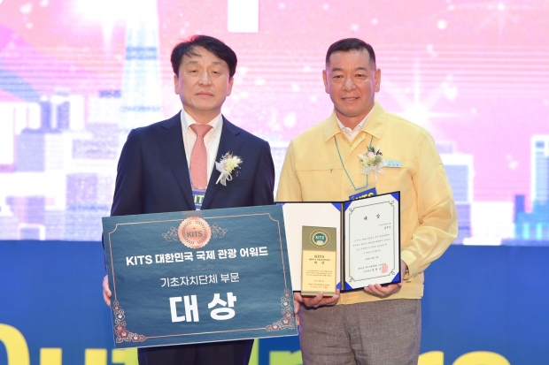 사진 왼쪽부터 정창수 대한민국 국제 관광박람회 조직위원장, 최원철 공주시장