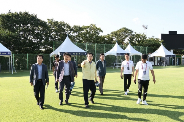 주낙영 시장이 지난 11일 화랑대기 전국 유소년 축구대회를 앞두고 경기장을 방문해 시설물 및 경기준비 상황 등을 꼼꼼히 살피고 있다.