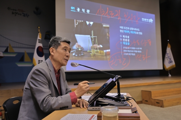 이강덕 포항시장이 14일 시청 대회의실에서 간부공무원들을 대상으로 ‘포항시 공무원의 공직관과 앞으로의 정책방향’을 주제로 특강을 진행했다.