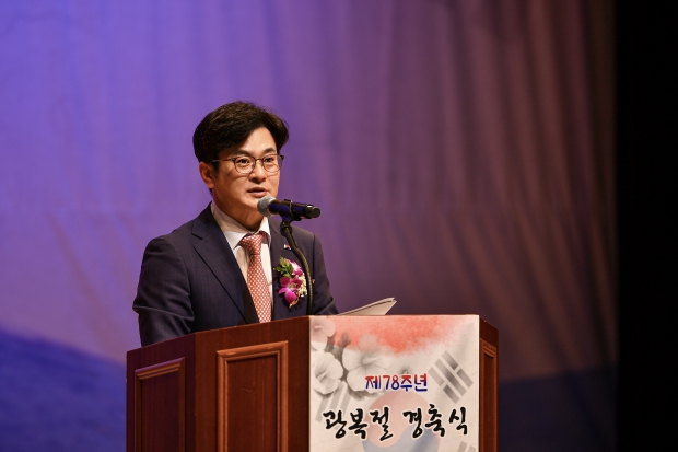 김병수 김포시장이 15일 오전 김포아트홀에서 열린 ‘제78주년 광복절 경축식’에서 경축사를 하고 있다. 이날 김 시장은 순국선열에 대한 감사와 존경의 마음을 여러차례 표현했다.
