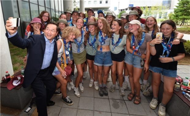 사진: 유정복 인천시장이 K-POP ‘Jamboree with Incheon’ 콘서트에서 국제 잼버리 대원들과 셀카 기념촬영을 했다.