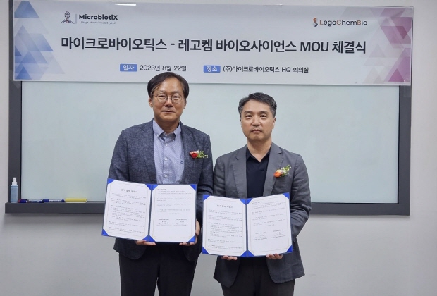 용동은 마이크로바이오틱스 대표(사진 왼쪽)와 조영락 레고켐바이오사이언스 부사장이 지난 22일 서울 가산동 마이크로바이오틱스 본사 사무실에서 MOU 체결 후, 기념사진을 촬영하고 있다.