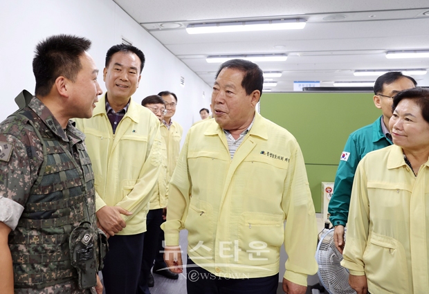 충청남도의회가 8월 23일 충남도청 전시종합상황실을 방문해 훈련 상황을 점검하고 24시간 근무 중인 근무자들을 격려했다. 조길연 의장을 비롯해 방한일 운영위원장, 행정문화위원회 김옥수 위원장과 이상근 부위원장, 주진하 의원 등이 함께 했다.