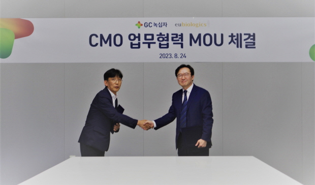 (왼쪽부터) 민경호 유바이오로직스 생산기획본부 부사장, 이우진 GC녹십자 글로벌사업본부장