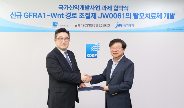 JW중외제약은 지난 25일 서울 마포구 소재 KPX빌딩에서 국가신약개발사업단과 Wnt 표적 탈모치료제 ‘JW0061’ 연구개발 협약을 체결했다. 박찬희 JW그룹 CTO(왼쪽)와 묵현상 국가신약개발사업단 단장이 기념촬영을 하고 있다.