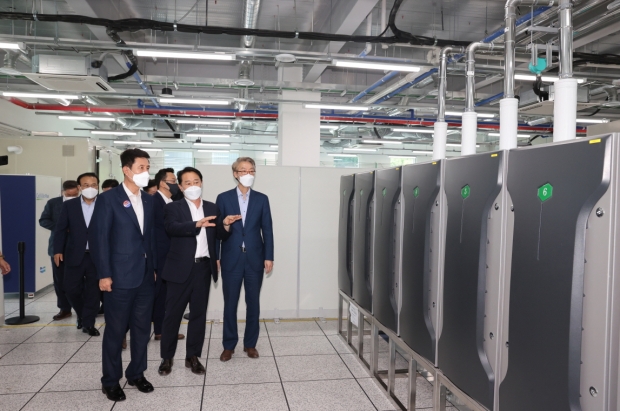 2021년 7월 포항 수소연료전지 인증센터가 공인시험기관으로 인정받아 개최한 현판식에서 이강덕 포항시장이 인증센터를 둘러보고 있다.