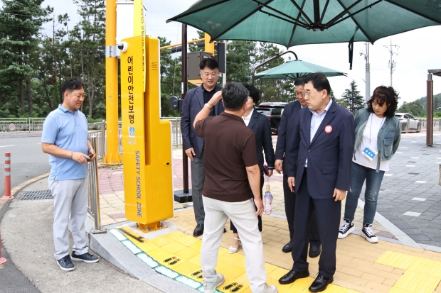 주낙영 시장이 29일 스마트 횡단보도 현장을 방문해 시설을 둘러보고 있다