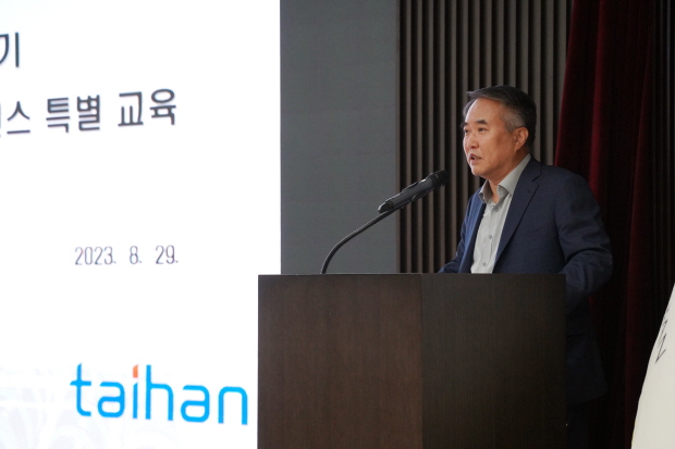 송종민 부회장이 교육에 앞서 컴플라이언스 선언문을 발표하고 있다
