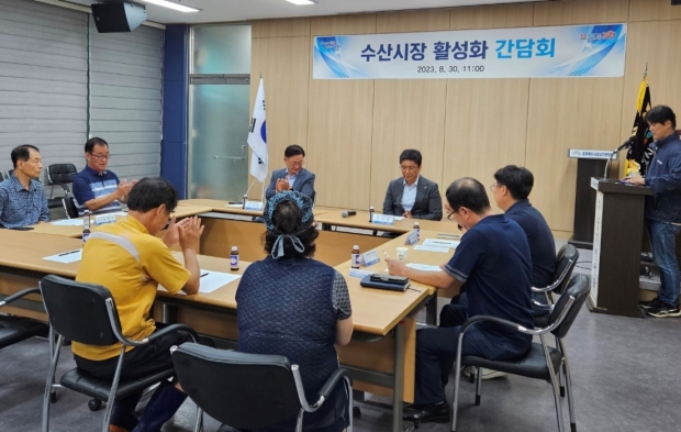 포항시는 30일 죽도시장 상인회 회의실에서 포항 죽도시장 상인회장, 북부시장 상인회장 및 관련 부서 담당자들이 참석한 가운데 ‘포항 수산시장 활성화 방안’ 모색을 위한 회의를 개최했다.