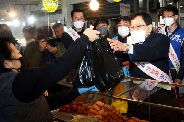 경주시가 설 명절을 맞아 지난 1월 지역 전통시장과 상점가 등을 돌며 장보기 행사를 대대적으로 펼치고 있는 모습.