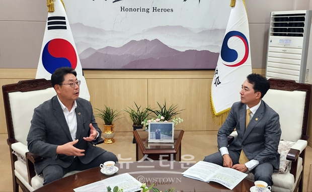 지난 8월 29일 홍태용 김해시장(사진/좌측)이 박민식 국가보훈부 장관(사진/우측)을 직접 만나 ‘국립묘지 플라스틱조화 근절 정책’을 도입, 시행해 줄 것을 건의했다.