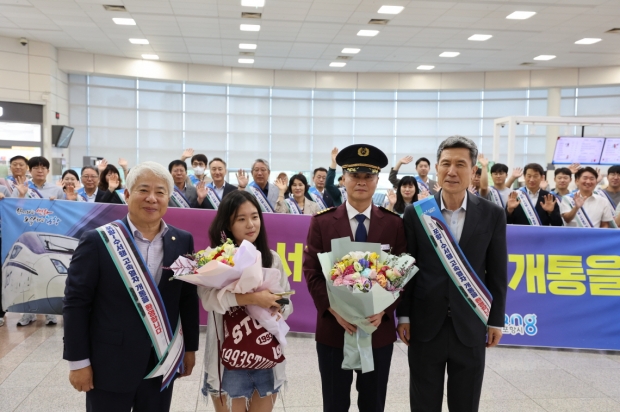 왼쪽부터 백인규 포항시의회 의장, 첫차 탑승객 김현지 씨, 첫 열차를 운행한 심상필 기장, 이강덕 포항시장