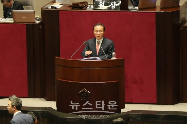 2019년 12월 28일 공수처법 날치기 처리에 반대하는 필시버스터에 참여한 윤재옥 국민의힘 원내대표/페이스북