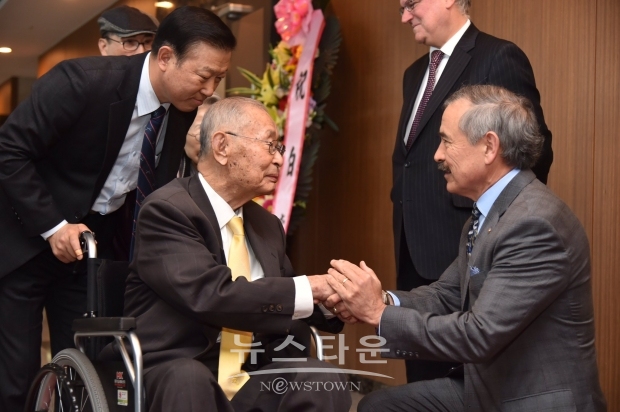 2018년 99세 생신에 휠체어를 탄 백선엽 장군(가운데)을  해리 해리스 주한 미국대사가 무릎을 꿇고 99세 생일을 축하하고 있다. 2020년 백선엽 장군이 별세하자 미국 필립 골드버그 대사가 이 사진을 다시 올리며 추모했다. /필립 골드버그 대사 트위터