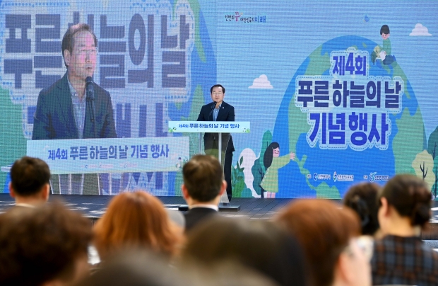 유정복 인천광역시장이 7일 시청 앞 애뜰광장에서 열린 '제4회 푸른 하늘의 날 기념식'에서 기념사를 하고 있다.