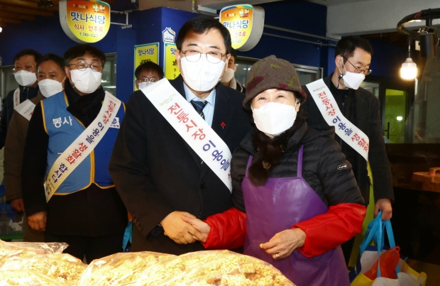 경주시 주낙영 시장이 직접 나서 설 명절을 맞아 지난 1월 지역 전통시장과 상점가 등을 돌며 장보기 행사를 대대적으로 펼치고 있는 모습.