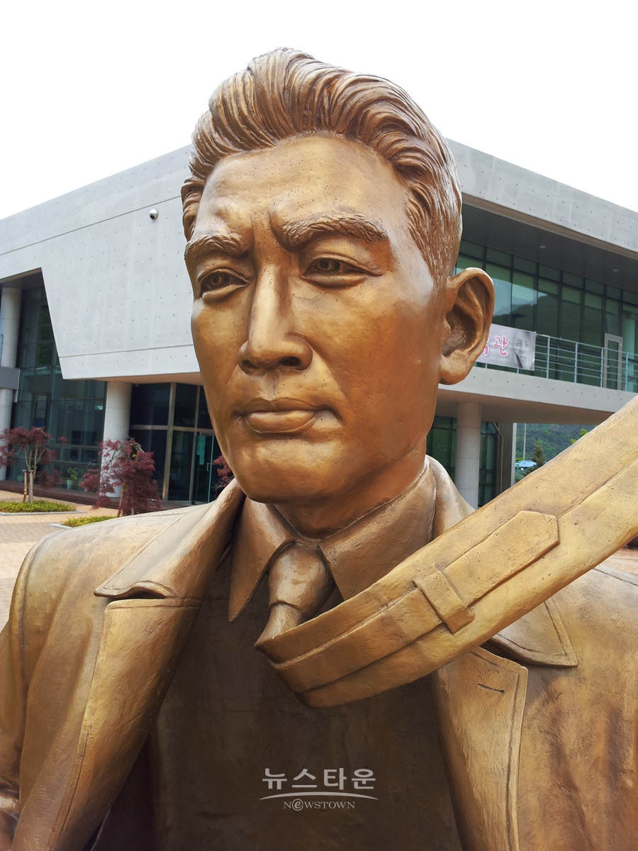 박인환동상