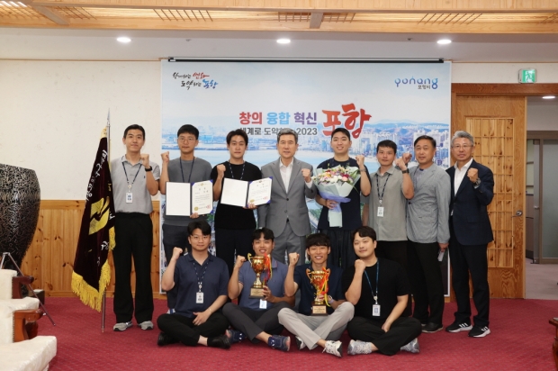 이강덕 포항시장은 11일 포항시청 축구동호회팀의 우승에 축하와 격려를 전했다.