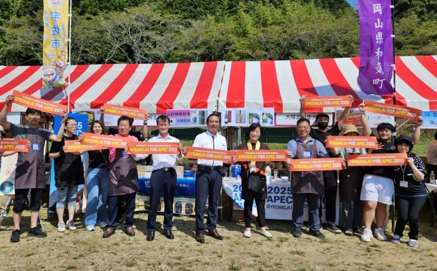 지난 10일 고레나가 슈지 일본 우사시장(사진 정중앙)이 일본 우사시 현지에서 차려진 경주시 홍보부스를 찾아 “한국을 대표하는 가장 한국적인 도시 ‘경주’에서 APEC 정상회의가 개최되길 희망한다”고 밝힌 후 기념촬영을 하고 있다.