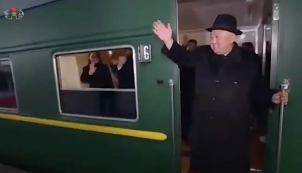 김정은 위원장이 2019년 1월 시진핑 중국 국가주석과의 4일간의 회담을 하기 위해 방탄 전용열차를 탔다. 조선중앙통신 유튜브 갈무리