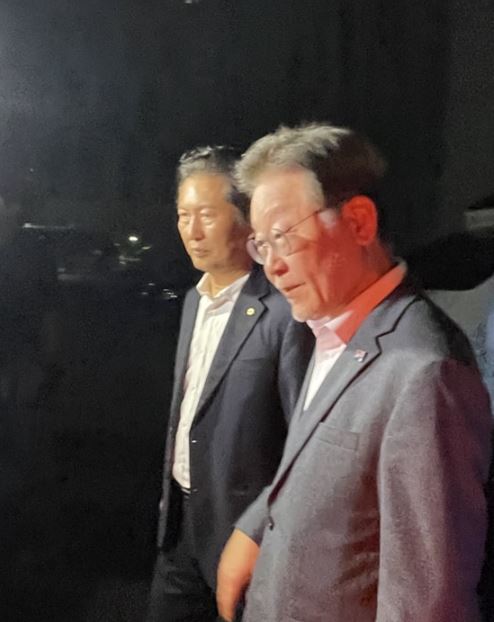 검찰조사를 받고 나온 이재명 더불어민주당 대표(우)와 정청래 더불어민주당 의원(좌)/정청래 의원 SNS