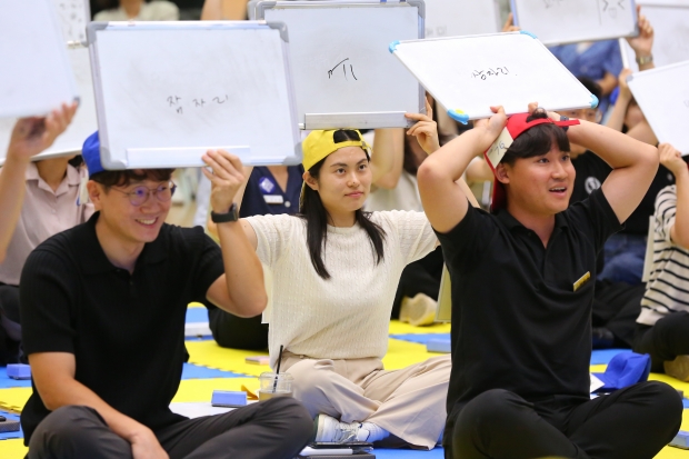12일 경주시청 알천홀에서 열린 ‘청렴! 도전 골든벨’에 참가한 공무원들이 정답을 머리 위로 번쩍 들고 있다.
