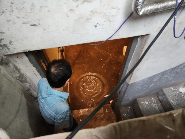 지하수가 침수돼 풀장이 됐다. 노후된 건물로 붕괴의 위험도 우려되는 상황이다.