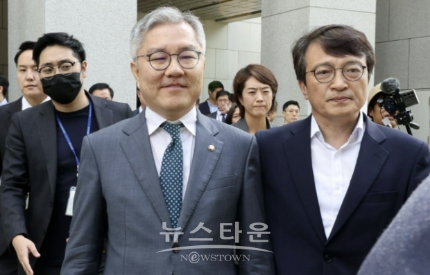 18일 재판을 마치고 나온 최강욱 전 의원(좌)과 김의겸 의원(우)/김의겸 의원 페이스