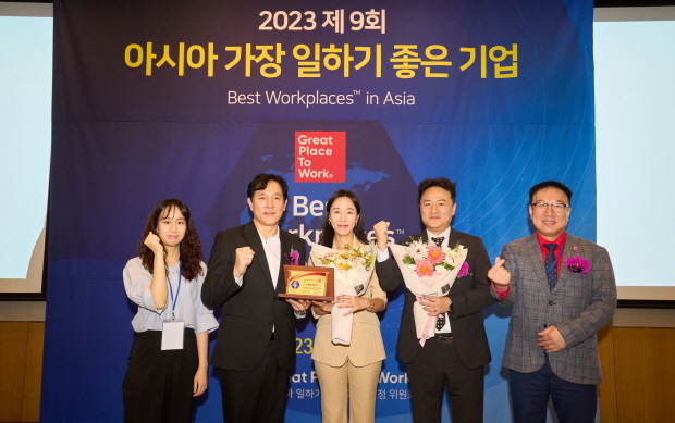 대웅제약 임직원과 행사 관계자들이 기념촬영을 하고 있다. (왼쪽부터) 한혜원 인사기획실 잡멘토, 윤동열 공동심사위원장, 함보름 인사기획실장, 박상준 인사기획팀장, 지방근 GPTW 대표이사