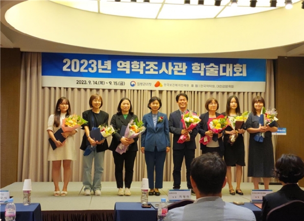 인천시 보건환경연구원 김남이, 김명덕, 김정희 연구사(왼쪽에서 3번째, 5번째, 6번째) 역학조사관 교육훈련과정 수료식 기념사진
