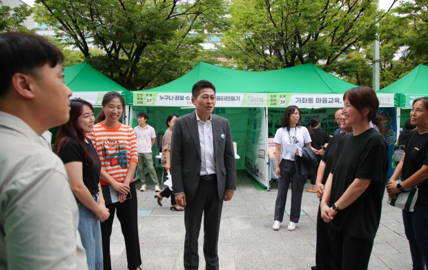 김정헌 구청장 마을공동체한마당 격려