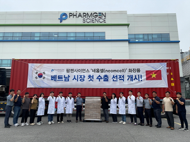 팜젠사이언스(대표 박희덕, 김혜연)가 지난 19일 경기도 향남에 위치한 생산공장 ‘향남캠퍼스’에서 베트남에 수출할 '네옴셀’ (neomcell) 브랜드 제품의 첫 선적에 앞서 기념촬영을 하고 있다.
