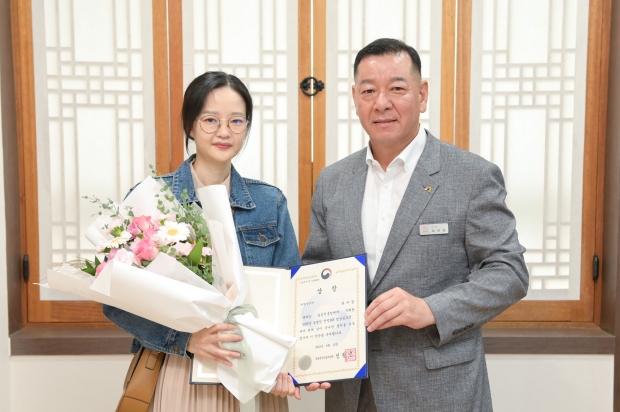 사진 왼쪽부터 최미성 씨, 최원철 시장
