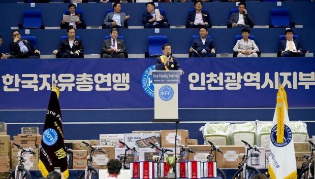 유정복 인천광역시장이 21일 계양경기장에서 열린 '제2회 한국자유총연맹 인천지부 회원 한마음대회'에서 축사를 하고 있다.