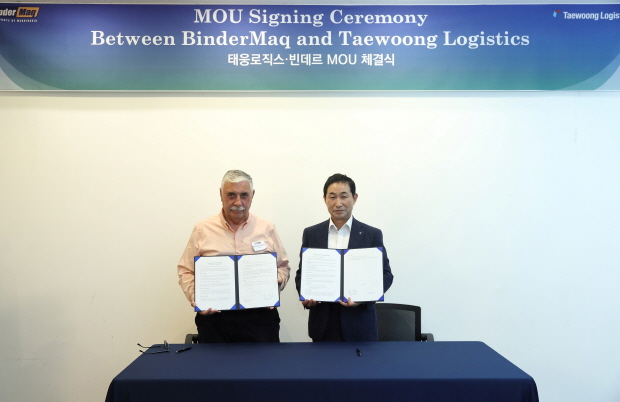 태웅로직스-빈데르막 MOU 체결 현장 사진 (左 빈데르막의 넬손 빈데르(Nelson Binder) 회장, 右 태웅로직스의 한재동 대표이사)