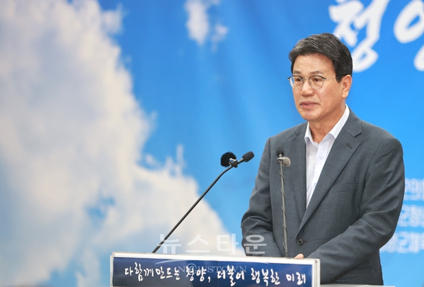 김돈곤 청양군수가 9월 26일 오전 청양군청 대회의실에서 9월 정례 브리핑을 열고 56년 만의 농업재해 보상기준 개정, 먹거리 종합계획(푸드플랜)의 성공적 추진, 고령자복지주택 융복합 모델 개발 등을 적극 행정이자 전국적 선도사례로 꼽았다.