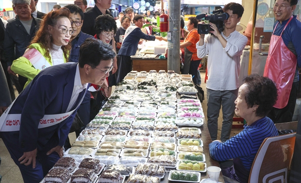 김태흠 충남도지사가 추석을 앞둔 9월 27일 부여중앙시장을 방문하여 명절 성수품을 직접 구매하고 상인들과 만나 생생한 목소리를 경청했다.