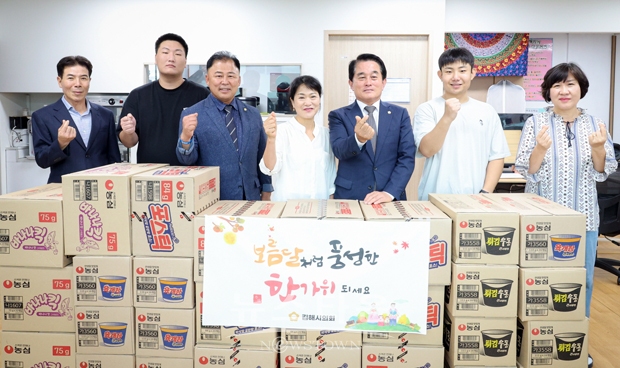 김해시의회가 지난 9월 26일 추석 명절을 앞두고 관내 지역아동센터 3개소를 방문하여 위문품을 전달했다. 아울러 지역아동센터 관계자들로부터 시설 운영에 대한 애로사항을 청취하고 아이들이 시설을 이용하는데 불편한 점은 없는지 꼼꼼히 살폈다.