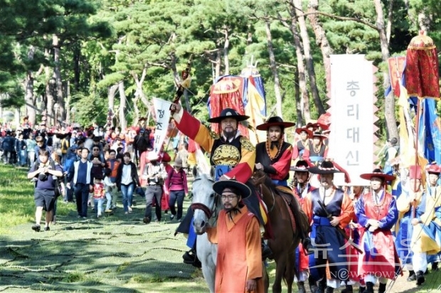 지난해 정조대왕 능행차 행렬이 노송지대를 지나고 있다. /수원시<br>