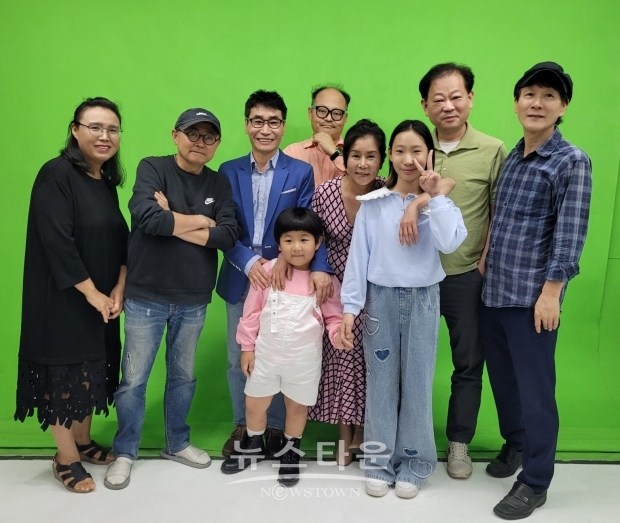 1차 촬영 후 단체 기념촬영 (우부터 박진 연출,강정태,서하,조인경,신승환,마하,이사람 배우, 박용호 촬영감독, 박서영 배우)