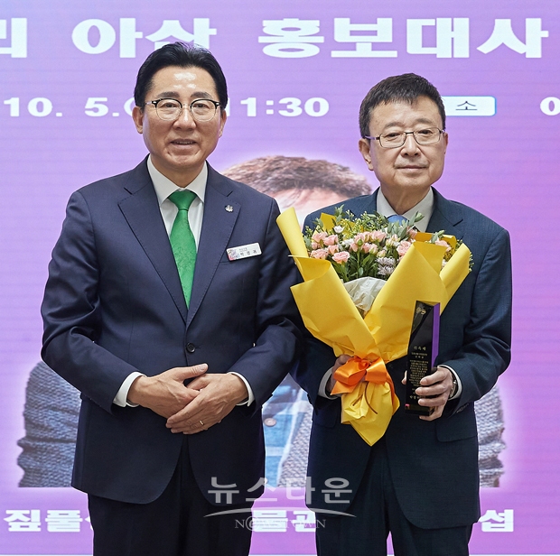 아산시가 10월 5일 시청 상황실에서 신좌섭 짚풀생활사박물관 관장을 홍보대사로 위촉하고 위촉패와 홍보대사 이벤트 명함을 전달했다. 사진) 좌측부터 박경귀 아산시장, 신좌섭 관장
