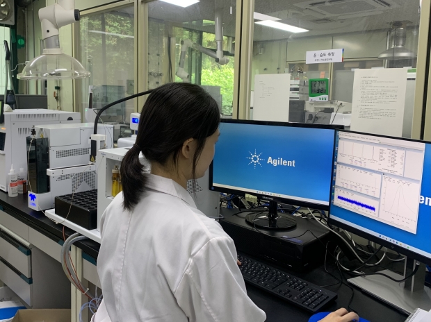 부천시의 먹는물 수질검사 능력이 국제적으로 인정받았다. 사진은 부천시가 먹는물 수질검사를 실시하는 모습