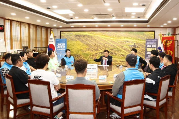 주낙영 시장이 15일 시청 대외협력실에서 경주 82봉사회 회원들과 사랑방 좌담회를 진행하고 있다