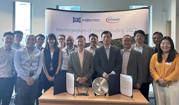 아센텍과 인피니언의 핵심 관계자들이 계약 체결 후 기념사진을 촬영했다