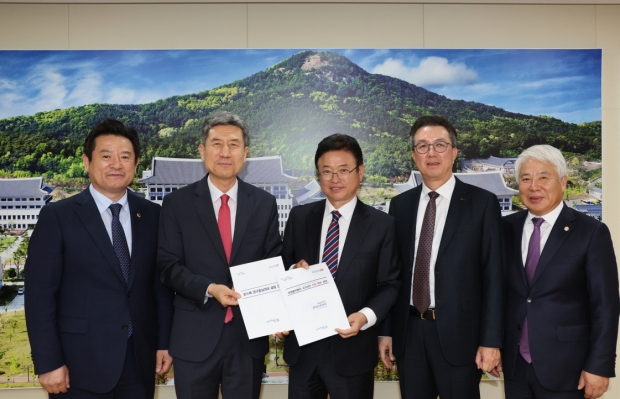 이강덕 포항시장은 23일 ‘2023년 경북도민의 날’ 행사 직후 이철우 경북도지사를 만나 지역의 주요 현안에 대한 적극적인 협조를 요청했다