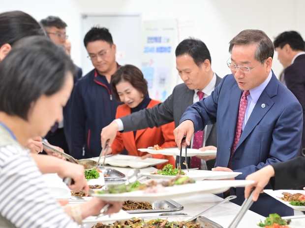 유정복 인천광역시장이 24일 시청 소담홀에서 직원들과 오찬을 함께 했다.