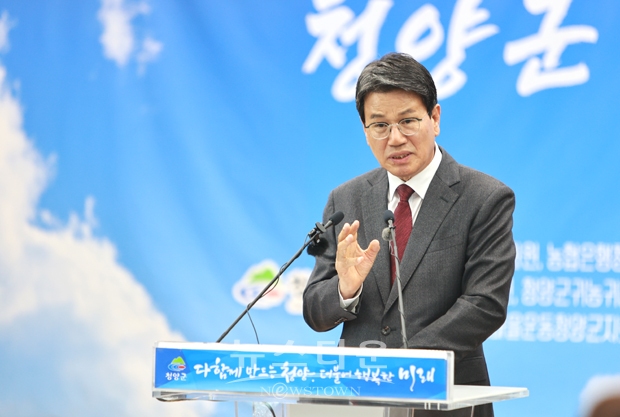 김돈곤 청양군수가 10월 25일 오전 청양군청 대회의실에서 10월 정례브리핑을 갖고 대치면 탄정리 ‘융복합 먹거리 종합타운’에 대한 추진사항을 설명했다.