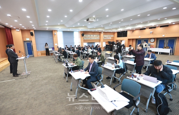 김돈곤 청양군수는 “민선 7기 군수 취임 이후 중·소 영세농과 고령농가의 안정적인 소득 보장을 위해 먹거리 종합 순환계획(푸드플랜)에 집중해 왔다며 먹거리 종합타운의 시설별 주요 기능과 활용 방안을 밝혔다.